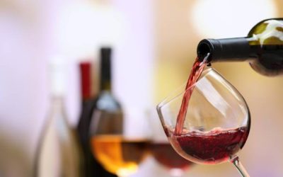 Chi assaggia il vino secondo il galateo?