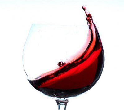 Roteare il vino nel bicchiere, perché si fa?
